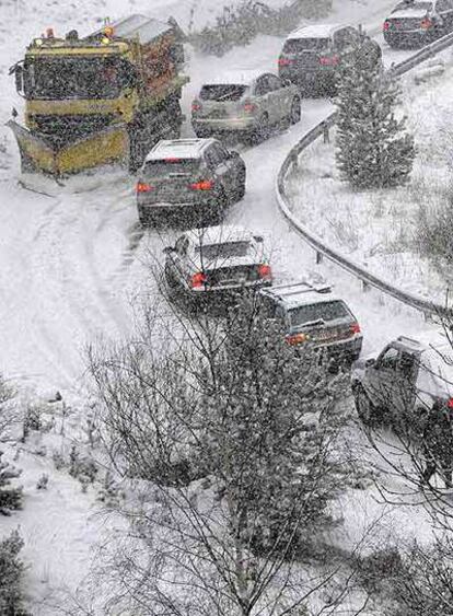 Las tormentas de nieve siempre pillan por sorpresa a conductores y Administración.