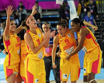 <strong> Las campeonas de Europa de baloncesto han demostrado ser un equipo con mucho futuro gracias a las nuevas generaciones.</strong> <p> Por <b> Ricky Rubio. </b><p> La selección femenina española de baloncesto, campeona de Europa en 2013, ha demostrado ser ante todo un equipo. Ese es su secreto, un conjunto muy completo en todas las líneas, con gente veterana, pero también con nuevas incorporaciones que garantizan el relevo. Marta Xargay o Alba Torrens son, por ejemplo, dignas sucesoras de Amaya Valdemoro. Ellas, y especialmente Sancho Lyttle, demostraron frente a Francia y en su casa que tienen un esplendoroso futuro por delante. Es difícil saber sin convivir con ellas hasta qué punto la selección femenina está tan cohesionada como el equipo masculino al que pertenezco, pero indudablemente algo están haciendo bien a todos los niveles vistos los excelentes resultados conseguidos en 2013 después del traspié de los Juegos de Londres, para los que, desgraciadamente, no se clasificaron. Curioso cuando en la capital británica fueron las mujeres quienes demostraron especialmente su nivel deportivo en España, tendencia a la que ahora también se sumaron las chicas del baloncesto. <p> <hr /> <p> <strong> Ricky R. juega en los Minnesota Timberwolves.</strong>