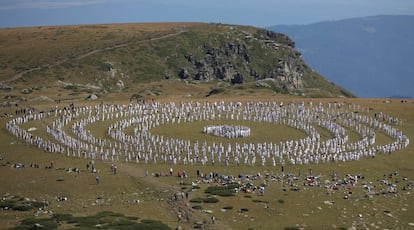 Los seguidores de la Hermandad Blanca Universal, una sociedad esotérica que combina el cristianismo y el misticismo indio creado por el búlgaro Peter Deunov en la década de 1920, realizan un ritual de baile llamado 'paneuritmia' en la montaña de Rila, Bulgaria.