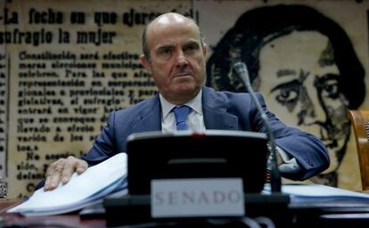 El ministro de Economía, Luis de Guindos, al inicio de su comparecencia hoy en comisión del Senado.