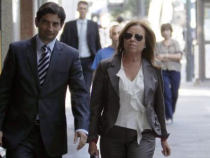 La ex directora de la CAM, María Dolores Amorós, a la entrada de la Audiencia.