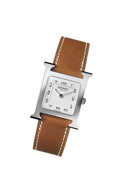Un buen reloj es otra de esas compras de las que nunca te arrepientes. Un modelo clásico con esfera rectangular y correa de cuero, como éste de Hermés (1.650 euros), pasa de generación en generación.