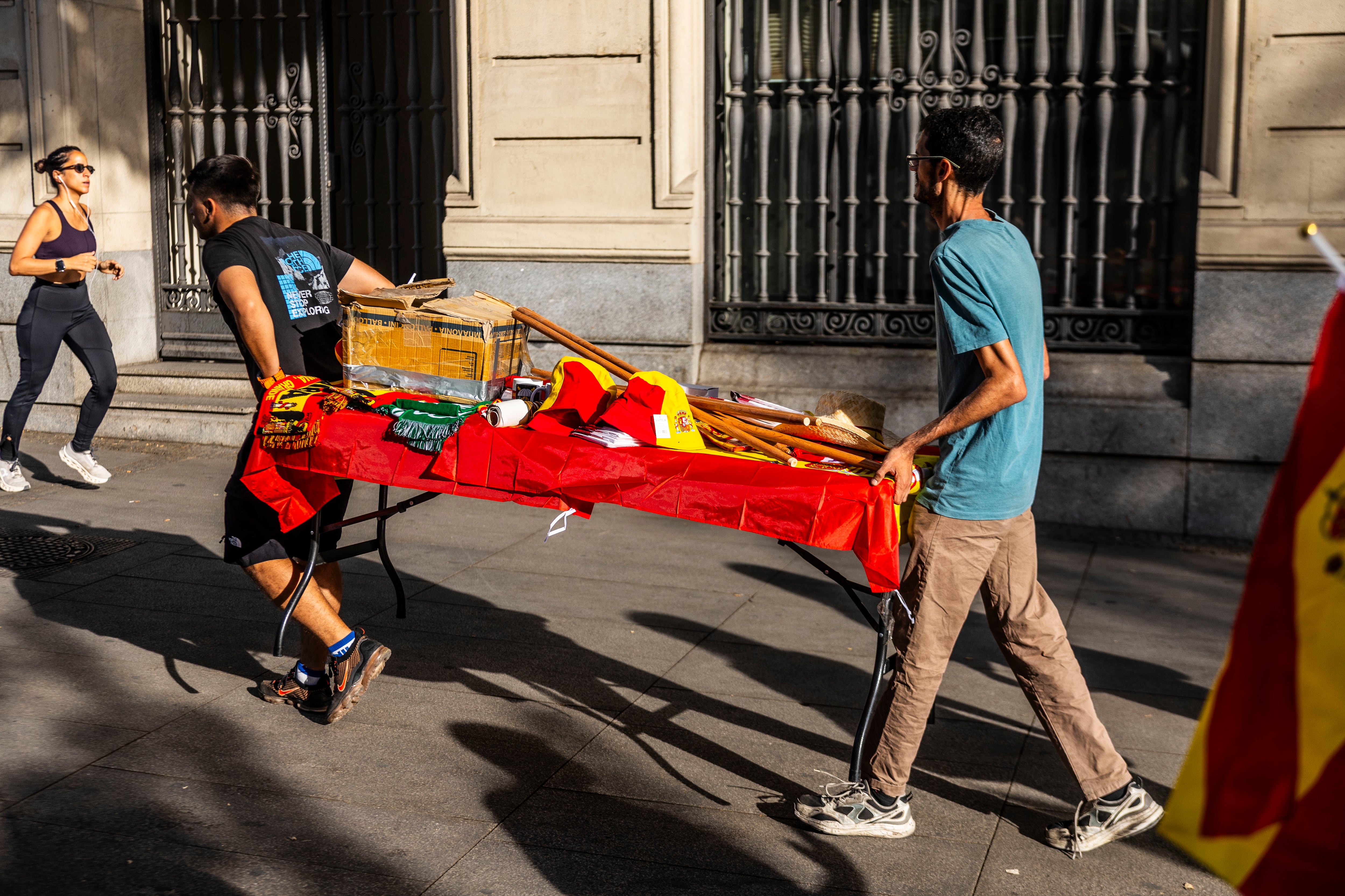Un puesto en el recorrido de la manifestación vende bufandas con el rostro de Franco y calcetines con la bandera preconstitucional.
