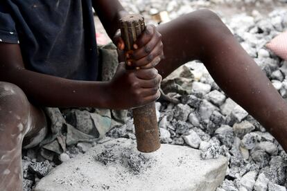 Un niño trabaja en la mina de granito de Pissy, un suburbio de Ouagadougou, la capital de Burkina Faso.