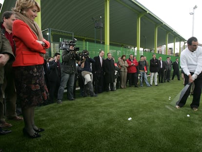 La presidente la Comunidad de Madrid, Esperanza Aguirre, asiste a la presentación del nuevo centro de ocio y deporte del Tercer Depósito del Canal de Isabel II en el barrio de Chamberi, en 2007.