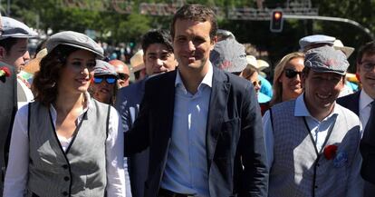El presidente del Partido Popular, Pablo Casado, acompañado por los candidatos de su partido a la alcadía de Madrid, Jose Luis Martínez-Almeida, y de la Comunidad, Isabel Díaz Ayuso.