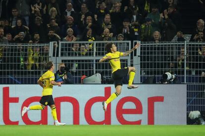 Axel Witsel, del Borussia, celebra su gol marcado al Atlético de Madrid, el primero del partido.