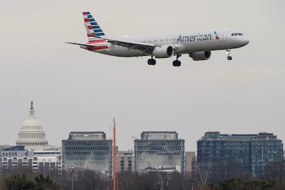 Un avión de American Airlines sobrevolando Washington, en una imagen de archivo.