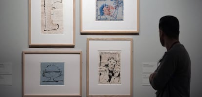 Un visitante del Centro Pompidou de Málaga.