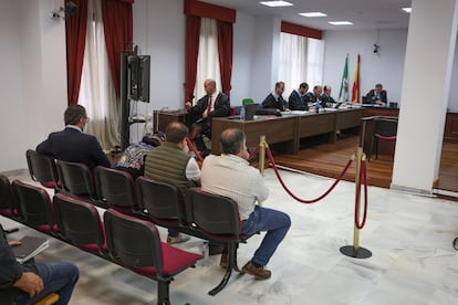 Los cuatro acusados de crear una trampa al ecologista gaditano Juan Clavero, sentados este jueves en el banquillo de los acusados en la sede en Jerez de la Audiencia Provincial de Cádiz. 