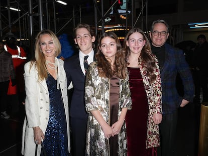 Sarah Jessica Parker junto con su familia para ver el estreno de 'Some Like It Hot ' en Broadway.