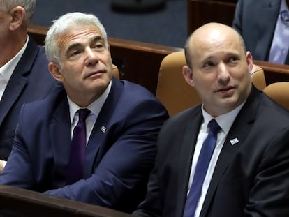 El ministro de Exteriores, Yair Lapid (izquierda), y el primer ministro, Naftali Bennett, el miércoles en el Parlamento de Israel.