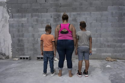 Yadira, una mujer de 26 años y sus hijos Ibrahim y D’Angelo, de 8 y 11 años, esperan en el campamento de migrantes en Reynosa, tras ser expulsados por EE UU. La familia huyó de La Ceiba, en Honduras, porque ya no podía pagar las altas extorsiones que les pedían las pandillas y amenazaron con reclutarle al mayor de sus hijos. “Nos tocó salir de un día para otro. No me perdonaría nunca que a mi hijo lo hicieran esclavo de otros”, dice Yadira. El menor de los niños, Ibrahim, sufre de un asma que ha empeorado con el viaje y al dormir a la intemperie.