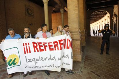 De izquierda a derecha, Antonio Romero, Juan Manuel Sánchez Gordillo y Diego Valderas, entrando a la Delegación del Gobierno de Andalucía, en la plaza de España de Sevilla.