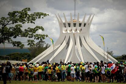Seguidores de Jair Bolsonaro chegam à Esplanada dos Ministérios. Ao fundo, a Catedral de Brasília.