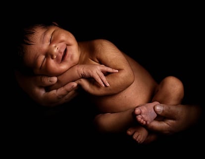 Este bebê nasceu de cesárea por conta do quadro epilético da mãe que sofreu com vários problemas durante o parto. Ambas sobreviveram graças à Mama Wasi, uma casa de espera para mulheres grávidas, especialmente em áreas rurais e remotas, onde as mães podem descansar e esperar confortavelmente pelo momento do parto. A UNICEF ajudou a construir o primeiro Mama Wasi no Peru em 1999 e recomendou que o governo do país os incluísse em seu sistema de saúde pública.