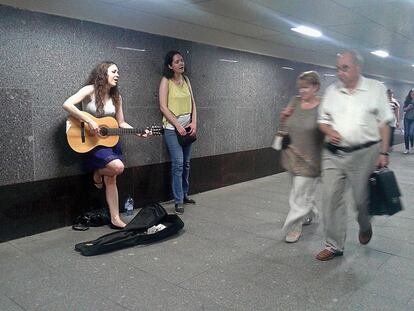 Moscú. Dueto en un paso subterráneo de la estación de metro Park Kulturi.