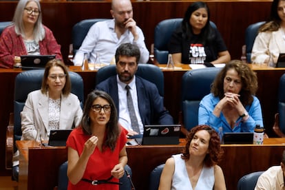 La portavoz de Más Madrid en la Asamblea de Madrid, Manuela Bergerot (i), interviene durante el pleno celebrado este jueves en la citada cámara.