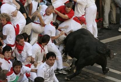 Momento de peligro que provocó el toro Universal de la ganadería Marqués de Domecq en la plaza consistorial durante el sexto encierro de 2007.