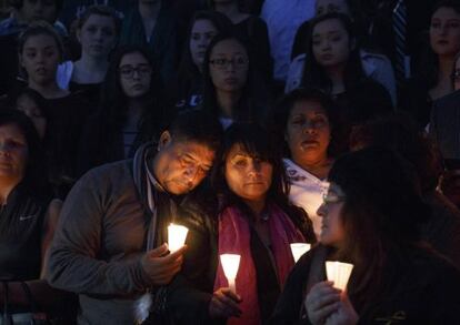 Los padres de Nohemi Gonz&aacute;lez, durante la vigilia por su hija.