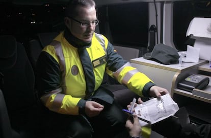 Control de la Guardia Civil que no solo mide la alcoholemia, sino también el consumo de drogas.