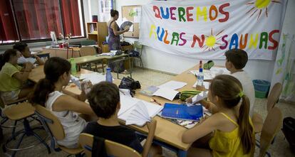 Alumnos de un colegio de Sevilla, durante una protesta por el calor.