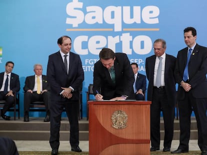 O presidente Jair Bolsonaro e ministro Paulo Guedes da Economia durante evento do lançamento do programa Saque Certo.