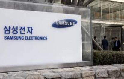 Detalle del logo de Samsung en su sede en Seúl (Corea del Sur). La surcoreana Samsung Electronics, la mayor empresa tecnológica de Corea del Sur, logra en 2012 un beneficio histórico de 16.650 millones de euros. EFE/Archivo
