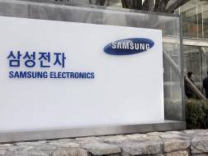 Detalle del logo de Samsung en su sede en Seúl (Corea del Sur). La surcoreana Samsung Electronics, la mayor empresa tecnológica de Corea del Sur, logra en 2012 un beneficio histórico de 16.650 millones de euros. EFE/Archivo