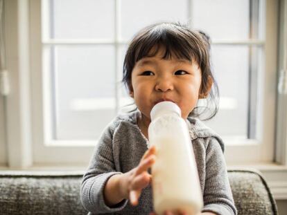 Mi hijo tiene más de dos años y aún toma biberón, ¿qué debo hacer?