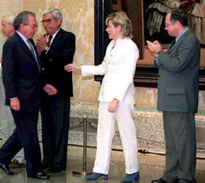 De izquierda a derecha, Eduardo Serra, Rodrigo Uría, la ministra de Cultura y Fernando Checa, en el Museo del Prado, durante la toma de posesión del primero como presidente del patronato en el mes de junio de 2000.