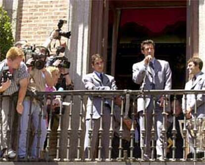 Figo se dirige a los aficionados desde el balcón del Ayuntamiento de Madrid.