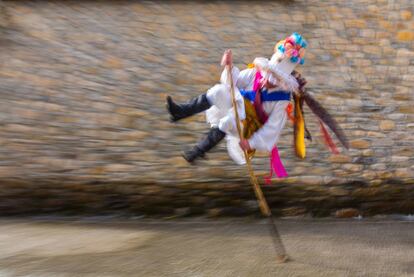 Valle de Polaciones (Cantabria). One of the northernmost areas in the northern region of Cantabria has a celebration known as Carnaval de los Zamarrones. Otherwise isolated villages will come to life on February 17 as street parades take hold of Cotillos, Salceda, Santa Eulalia, Belmonte, San Mamés, Pejanda (pictured above), Tresabuela, Lombraña, Puente Pumar, Uznayo and finally La Laguna, after which point people will scatter to the nearby bars. The showiest character in the parade is the white-clad Zamarrón, a man dressed in white linen, silk ribbons and a flower-studded hat.