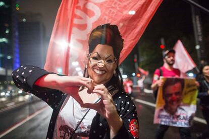 Eleitores comemoram vitória de Dilma Rousseff na Avenida Paulista, no domingo de eleições.