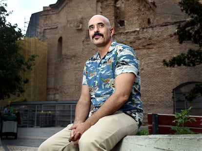 Miguel Lázaro, vicepresidente de la asociación Masculinidades Beta, en el barrio de Lavapiés en Madrid.