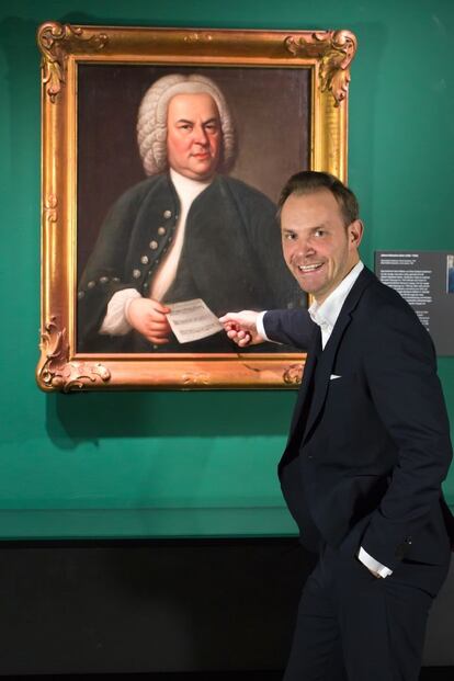 Michael Maul frente al único retrato fidedigno que nos ha llegado de Johann Sebastian Bach, pintado por Elias Gottlob Haussmann en 1746 con motivo del ingreso del compositor en la Sociedad de Ciencias Musicales de Lorenz Mizler.