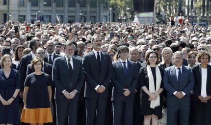 Autoridades guardan minuto de silencio junto a la ciudadanía en la Plaza de Cataluña