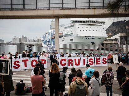 Manifestación contra la llegada excesiva de cruceros en Barcelona, este domingo al mediodía.