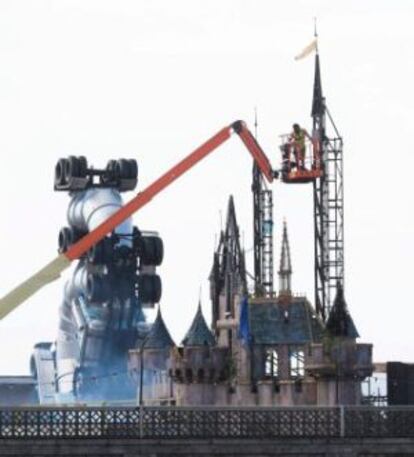 Vista desde el exterior del parque temático de Banksy en Weston-super-Mare.