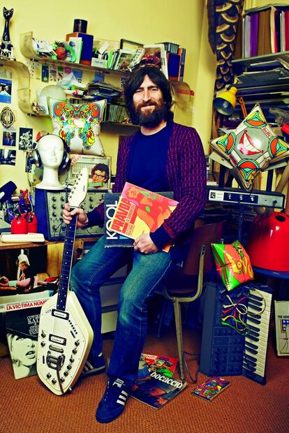 <p><em>Jordi Segura. 42 años. Objeto de deseo: piezas de los sesenta y vinilos.</p></em><p> “Mi pasión es la típica de alguien aficionado a los años sesenta. Empiezas con los discos y acabas con el cenicero de Andrés Ricard”, apunta Jordi, propietario de la tienda de discos Wah Wah, un templo del coleccionismo de vinilo en Barcelona, además de sello discográfico con vocación por rescatar discos olvidados. “Mi casa es un poco como un museo de la época, una época que no viví, pero que me fascina. Tengo pósteres de películas, mobiliario, cómics e, incluso, una guitarra, la Vox Organ, de la que solo se hicieron 80 réplicas. Es la que lucía Ian Curtis en el vídeo de Love will tear us apart, de Joy Division”, apunta Jordi. Hasta hace unos años tuvo que alimentar su pasión fuera de España. “Aquí, los sesenta pasaron desapercibidos. Hubo cosas, pero hacerse con memorabilia fue complicado”.</p>