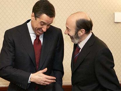 El portavoz del PP, Eduardo Zaplana, con el del PSOE, Alfredo Pérez Rubalcaba.