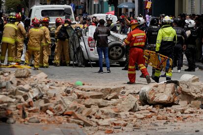 Personal de emergencia despeja una zona afectada por el movimiento telúrico, en Cuenca.