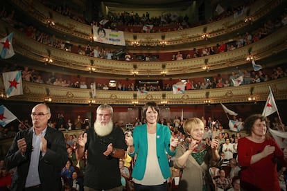 La candidata del BNG a la presidencia de la Xunta de Galicia, Ana Pontón (c), durante un mitin celebrado en A Coruña, donde estuvo acompañada por el portavoz parlamentario del partido, Francisco Jorquera (i), los candidatos por A Coruña, María Xosé Bravo (2i) y Xosé Luís Rivas "Mini" (2i) y la coordinadora de campaña del partido.