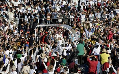 Francisco saluda a la multitud, mientras que llega para celebrar la misa en la Basílica de Guadalupe en la Ciudad de México.