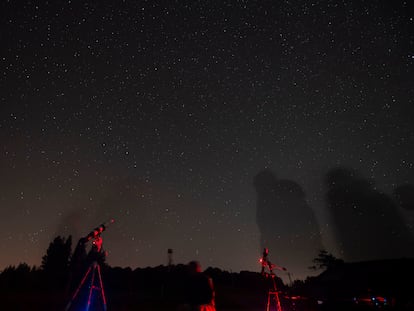 Personas observan las estrellas durante las Perseidas,  en la localidad cántabra de La Hayuela, España.