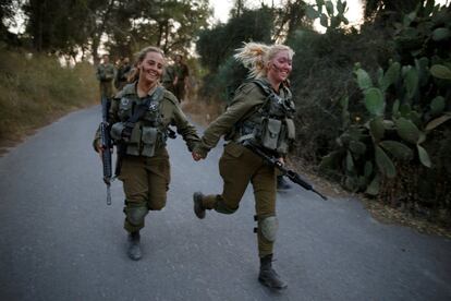 Soldados israelíes de la brigada de búsqueda y rescate participan en una sesión de entrenamiento en los bosques de Ben Shemen, cerca de la ciudad de Modi'ín.