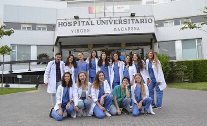 Quince médicos que preparan el examen del MIR, en Sevilla.