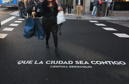 "Que la ciudad sea contigo" de Cristina Bergoglio, es una de las citas que se pueden apreciar en un paso de cebra de la conocida vía.