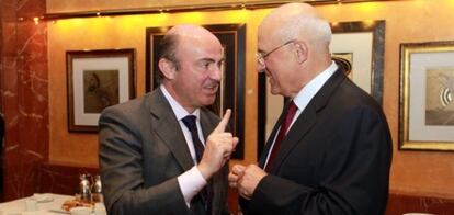 El ministro de Economía, Luis de Guindos, y el presidende del Banco Sabadell, Josep Oliu.