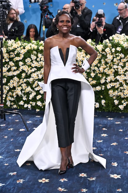 La presentadora de la cadena ABC Deborah Roberts, una de las primeras en posar en la floreada alfombra, con un conjunto de cuerpo con cola y pantalón en blanco y negro de la firma neoyorquina especializada en trajes nupciales Mark Ingram Atelier.